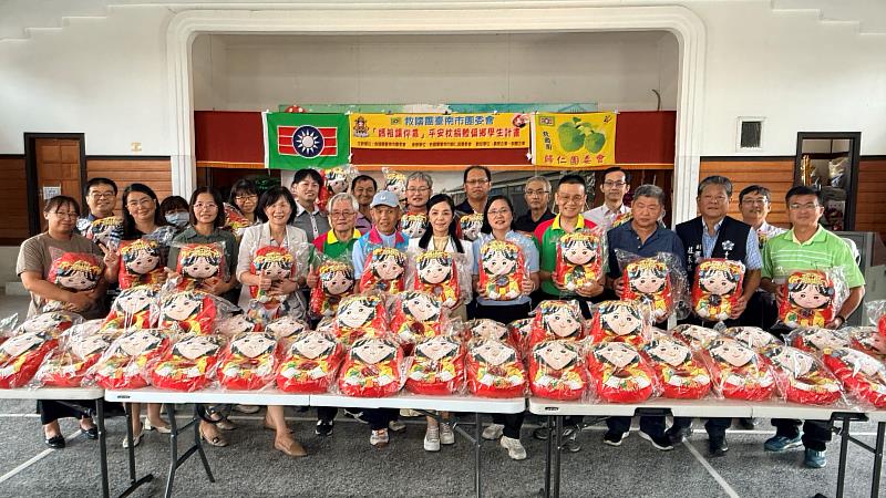 媽祖讓你靠 平安枕溫暖偏鄉學童 救國團臺南市歸仁區團委會結合企業愛心 傳遞守護與祝福