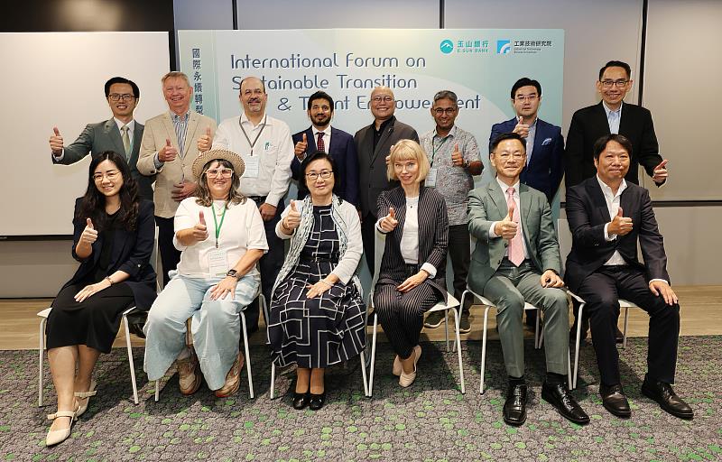 玉山金控永續長張綸宇(前排右2)與國際專家學者於「國際永續轉型與人才賦能論壇」合影。