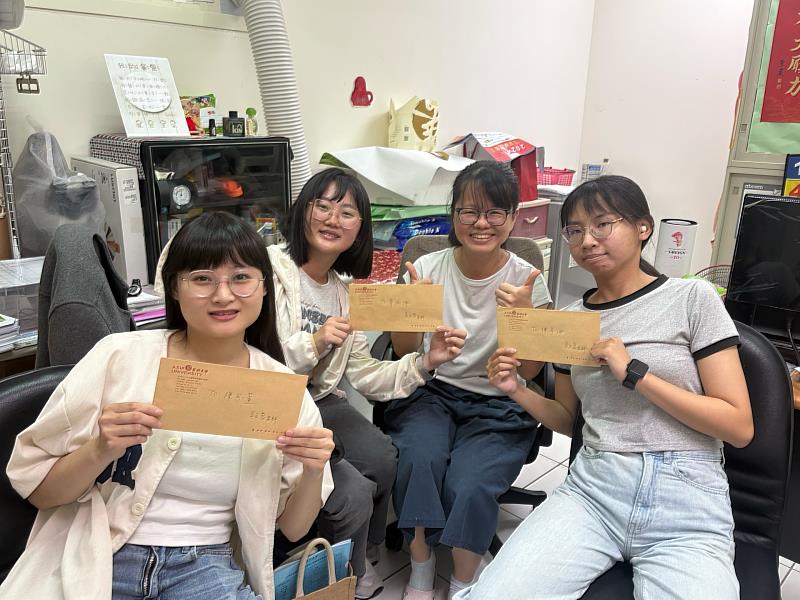 上榜的亞大保健系陳可萱（左1）、葉瑜佩（左2）、陳亭伊（右1）校友，返校與吳文慈老師（右2）合影。