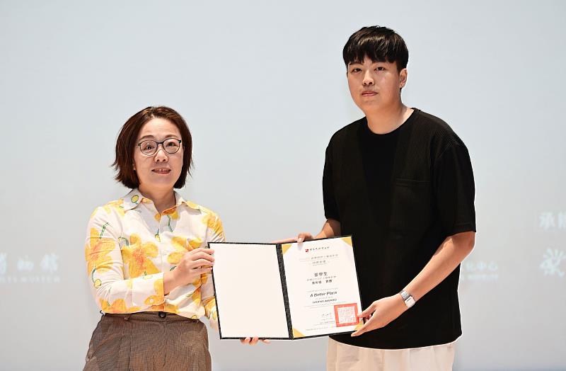 首屆「人權電影獎」青年組首獎由世新大學廣電系校友黃勇嵻(右)編導作品《留學生》奪下(文化部提供)