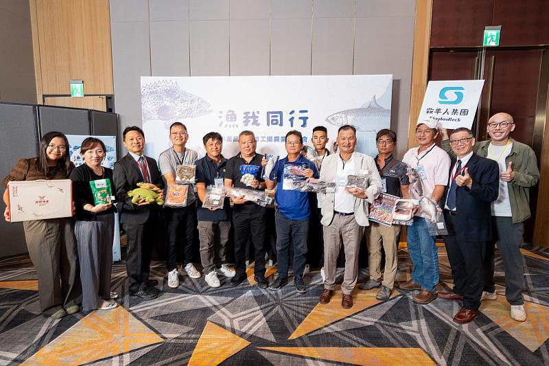 繆自昌主任秘書與12家初級加工場代表，共同推薦自家代表性商品