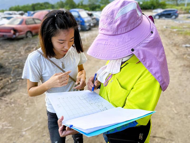 小君（左）由北分署玉里就業中心協助登記天災臨工，很快安排到大農大富平地森林園區登記報廢車輛工作情形