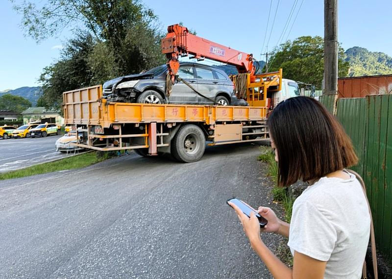 小君擔任天災臨工上工人員，在大農大富平地森林園區登記報廢車輛工作情形