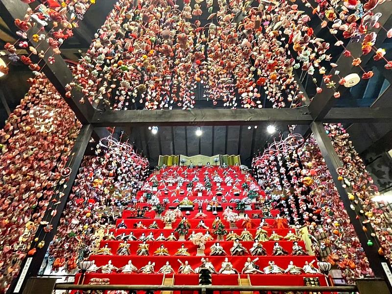 稻取溫泉是「雛吊飾的發祥地」,從江戶時代開始便有在女兒節的雛壇兩側裝飾「雛吊飾」祈求子女健康、幸福。