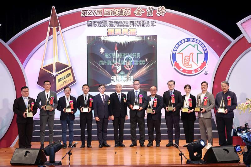 國家建築金質獎得獎單位合影（右3為張治祥秘書長，右7為韓國瑜院長）