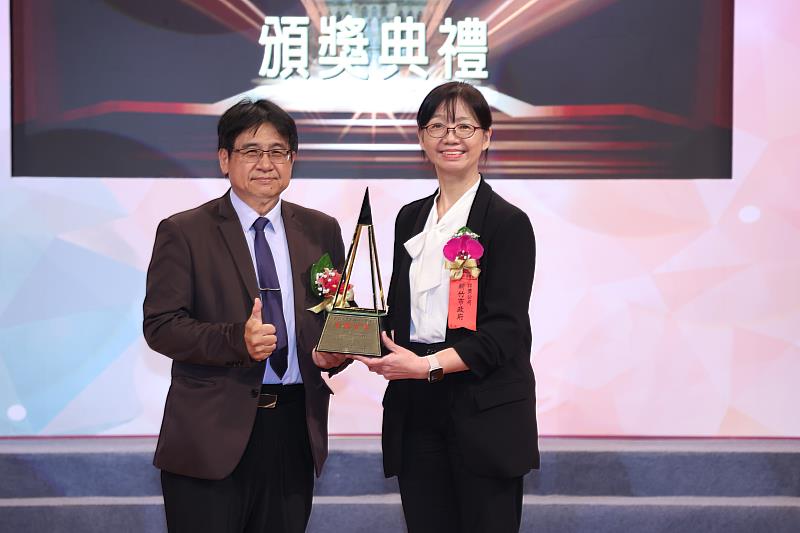 國土管理署吳欣修署長頒發第27屆國家建築金質獎全國首獎