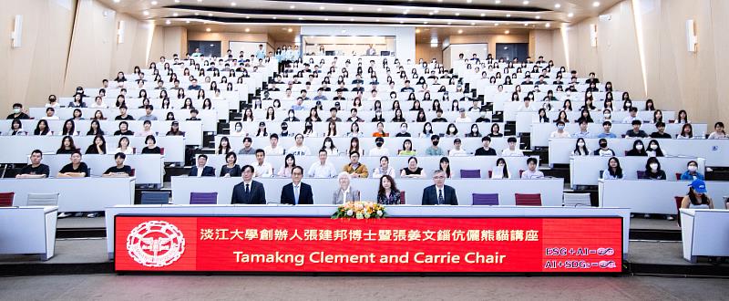 商管學院會計系舉辦熊貓講座，邀請美國杜克大學福夸商學院企業管理教授Katherine Schipper主講，師生大合照。（圖／淡江大學提供）