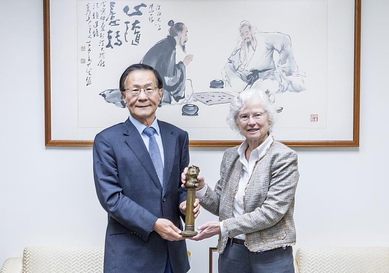 葛煥昭校長（左）親贈熊貓獎座予會計系熊貓講者Prof. Katherine Schipper。（圖／淡江大學提供）