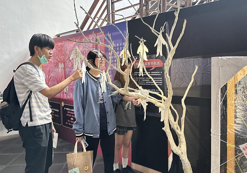 展覽中邀請民眾於「假裝正常」心聲樹前撕下有感觸的紙條，留下祝福與鼓勵，讓現場成為理解與經驗連結的對話空間。