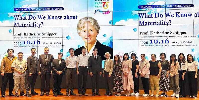 Prof. Katherine Schipper（左9）與商管學院楊立人院長（左8）及會計系教師合影。（圖／淡江大學提供）