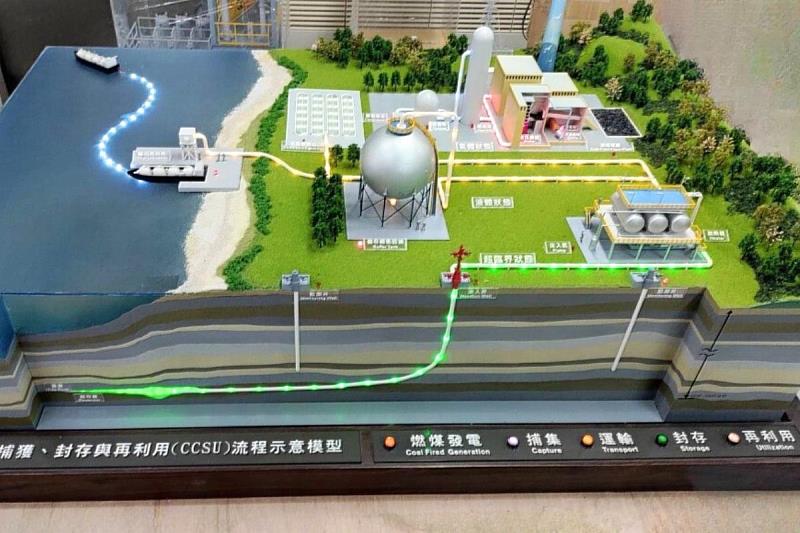 二氧化碳封存示範場的互動模型，民眾親手操作就可以更清楚了解整體概念。照片地科系提供
