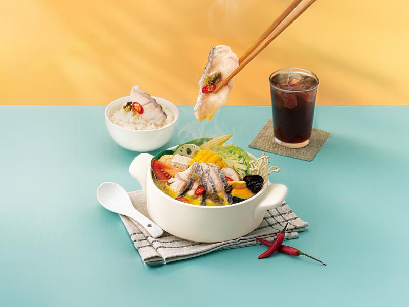 「12mini」的期間限定鍋物「金湯酸菜魚」即日起至11/2好評回歸。