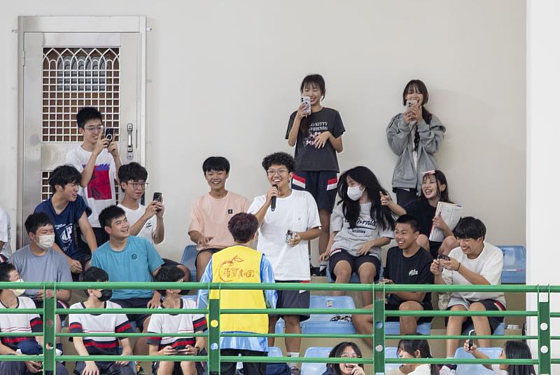 學生們熱情參與演出後的有獎問答