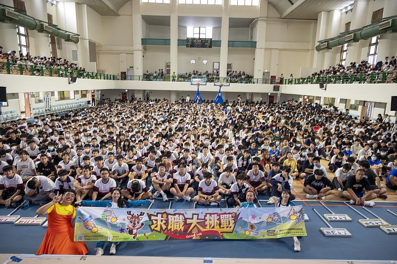 演員與學生們於演出後一起留下合影紀念