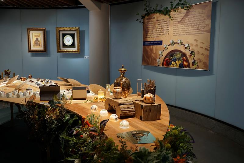 展覽呈現徐瑞芬藝術家徐瑞芬跨越20餘年的藝術行旅，融合東西方文化精髓，為當代瓷繪工藝開創嶄新視野。