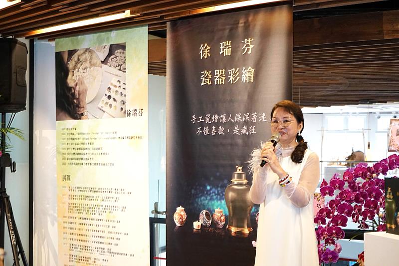 徐瑞芬的藝術生涯起步於西方瓷繪殿堂，遍訪英國、德國、澳洲、美國、日本和墨西哥等地，向名師學習，不斷精進技法並汲取各地藝術思潮，探索藝術的無限可能。