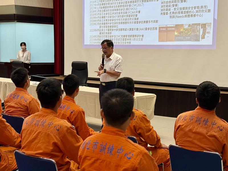 新北消防陳崇岳局長親自授課並勉勵在場新進消防同仁