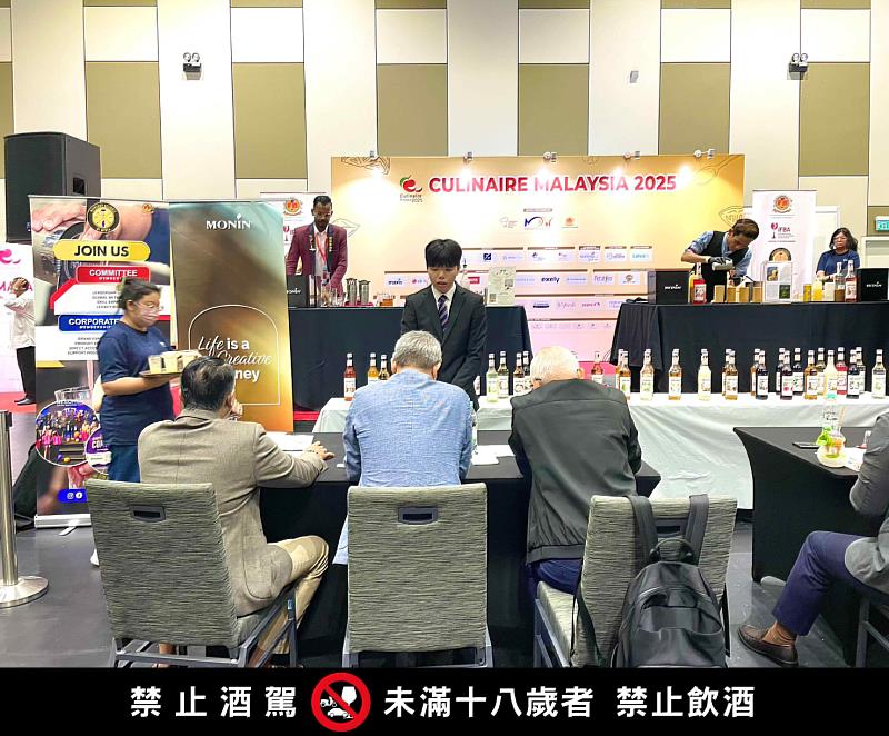餐飲系三年級蕭允睿以英文向評審說明作品理念，榮獲「MOCKTAIL無酒精組」金牌
