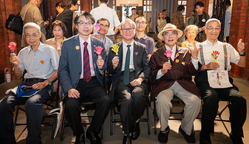 蔣渭水文化基金會董事蔣朝根（左起）、臺灣北社社長羅浚晅、文化部長李遠、阿罩霧文化基金會暨霧峰林家宮保第園區董事長林俊明、賴和文教基金會董事長賴悅顏合影。