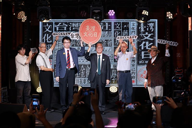 「2025臺灣文化日」活動開跑，策展人暨裝咖人樂團主唱張嘉祥（左起）、賴和文教基金會董事長賴悅顏、臺灣北社社長羅浚晅、文化部長李遠、蔣渭水文化基金會董事蔣朝根、阿罩霧文化基金會暨霧峰林家宮保第園區董事長林俊明合影。