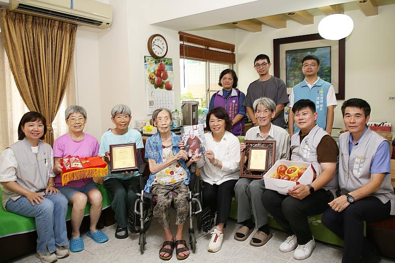 黃敏惠市長與温劉和瑗奶奶一家人合照