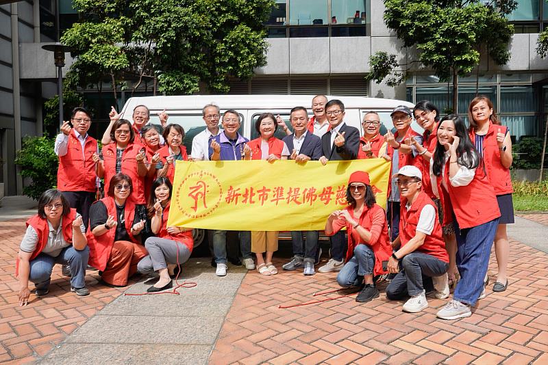 新北市準提佛母慈善會匯聚善心，捐贈復康巴士助身障及長輩安心出門