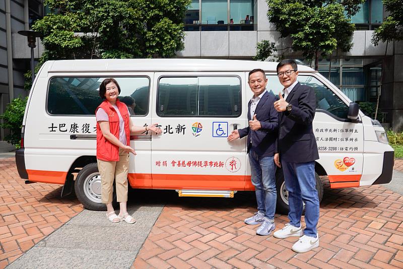 新北市準提佛母慈善會17日在議員李余典（右2）媒合下，由理事長蕭英修(左)代表捐贈一輛復康巴士予新北市政府，由副秘書長張其強（右1）代表受贈