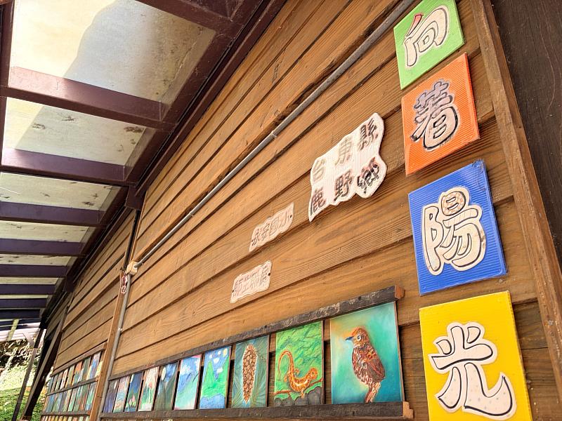 孩子們的畫作被佈置於向陽山屋，成為一個獨特的「高山畫展」