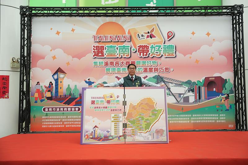 黃偉哲市長展示溪南商圈分佈位置