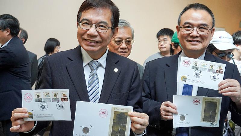 國立故宮博物院院長蕭宗煌、中華郵政公司董事長王國材一同於臺北臨時郵局體驗於首日封蓋銷「故宮一百週年慶」臨局戳服務 /中華郵政提供