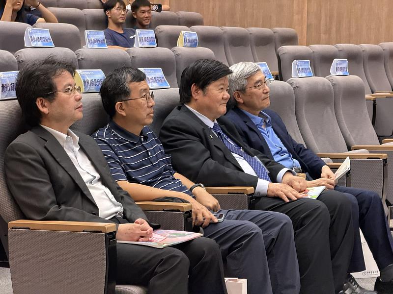 洪明奇院士、陳悅生主秘及蔡崇豪院長等貴賓替參賽選手加油。