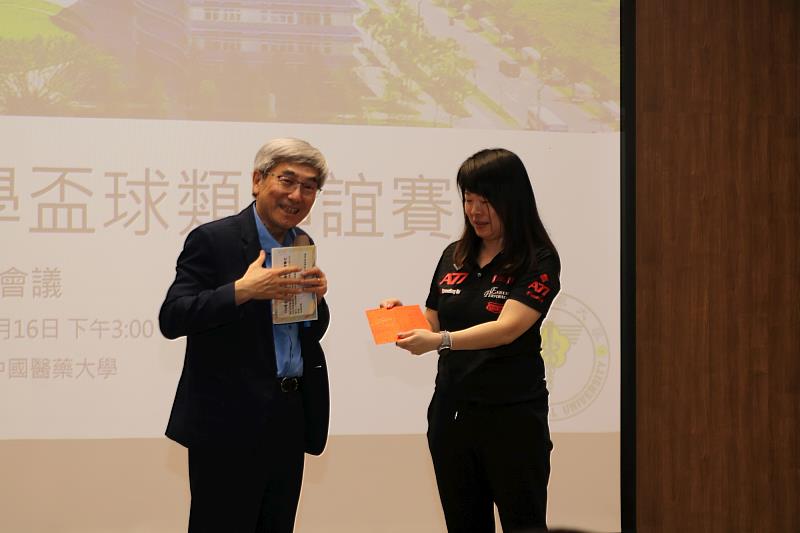 林正介副校長自掏腰包贊助球員加菜金及紅酒鼓勵。
