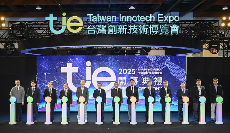 2025年台灣創新技術博覽會開幕典禮，由行政院政務委員吳誠文、經濟部部長龔明鑫與各部會代表共同為展覽揭幕。（貿協提供）