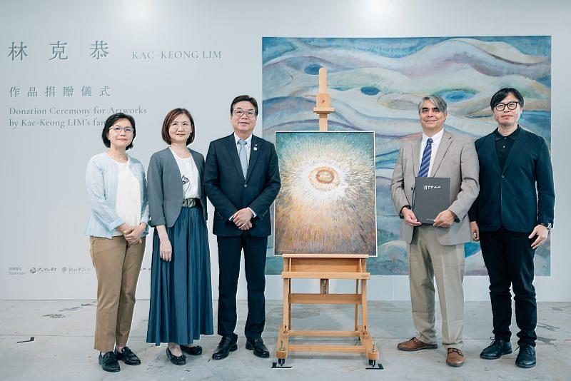 新美館於今（17）日舉辦前輩藝術家林克恭作品捐贈儀式暨記者會，文化部藝術發展司黃宏文副司長（由右至左）、林克恭家屬代表 Ota ULC 、新北市美術館劉和然董事長、新北市文化局張䕒育局長、新美館賴香伶館長與作品一同合照。（新北市美術館提供，攝影：蔡耀徵）