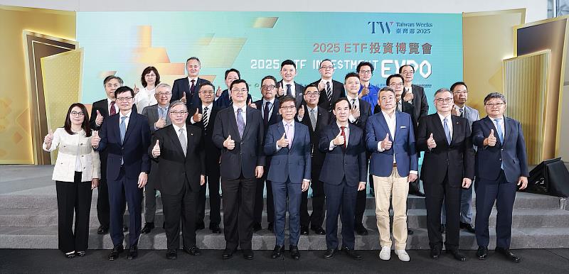 臺灣週2025 ETF 投資博覧會主辦單位與7家外資投信合照