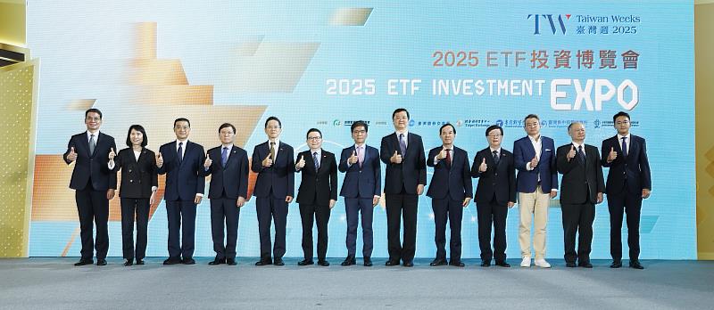 臺灣週2025 ETF投資博覧會啟動合照（由左至右：高雄市政府財政局陳勇勝局長、臺灣證券交易所李愛玲總經理、證券商業同業公會簡宏明秘書長、臺灣集中保管結算所林丙輝董事長、證券櫃檯買賣中心簡立忠董事長、臺灣證券交易所林修銘董事長、金管會彭金隆主委、高雄市政府羅達生副市長、證期局張振山局長、臺灣期貨交易所吳自心董事長、投信投顧公會尤昭文理事長、期貨商業同業公會吳桂茂秘書長、高雄市政府經發局廖泰翔局長）