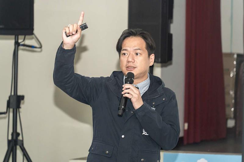 代理市長邱臣遠報告多項市政建設最新進度。