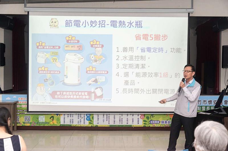 環保局長江盛任號召市民一起節能減碳、守護地球。