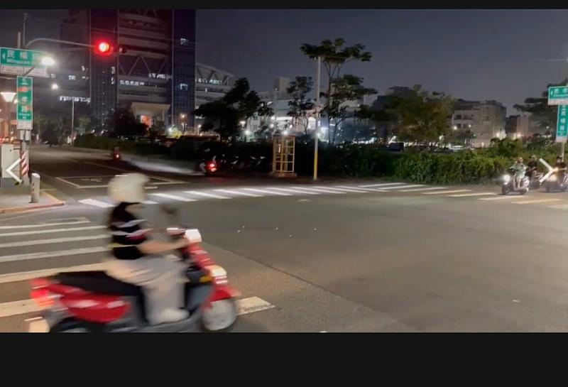 0_低眩光LED燈具，結合時制號誌控制，於行人綠燈亮起時自動照明行人穿越道 (1)