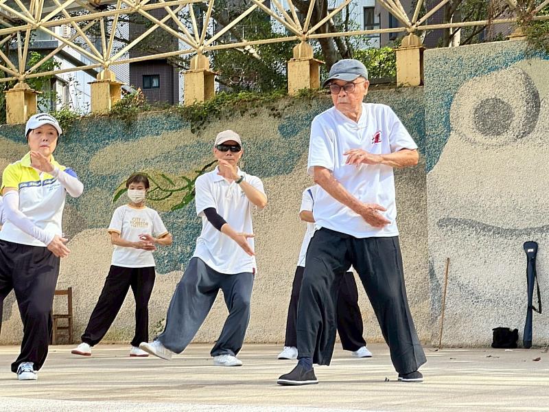 102歲沈軏(右)樂活人生,平日天天打太極,更考取到教練及裁判證照