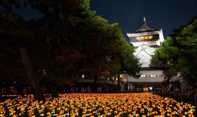 「小倉城竹燈祭」是秋夜限定的光影盛宴，絢爛又夢幻!小倉城是福岡縣唯一保留有天守閣的歷史名城，以獨特的“唐造” 建築風格和悠久的歷史成為北九州市的象徵。