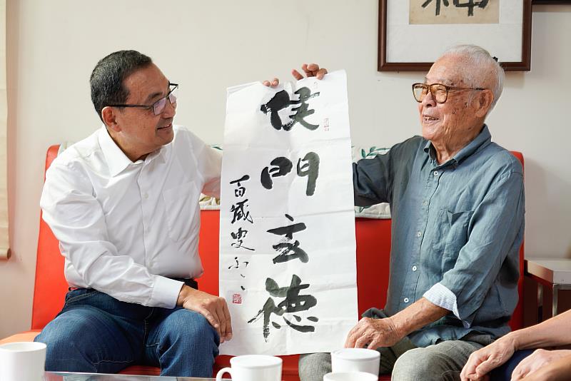 沈軏每天靜心練字,家中遍布書法作品,他為侯友宜市長親筆書寫「侯門玄德」四字,表達祝福