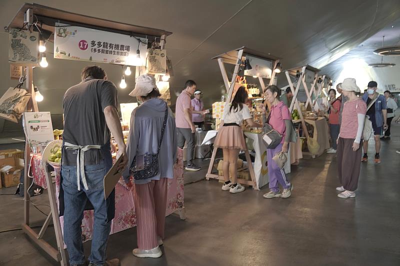 農郵精選市集在高雄衛武營榕樹廣場熱鬧登場