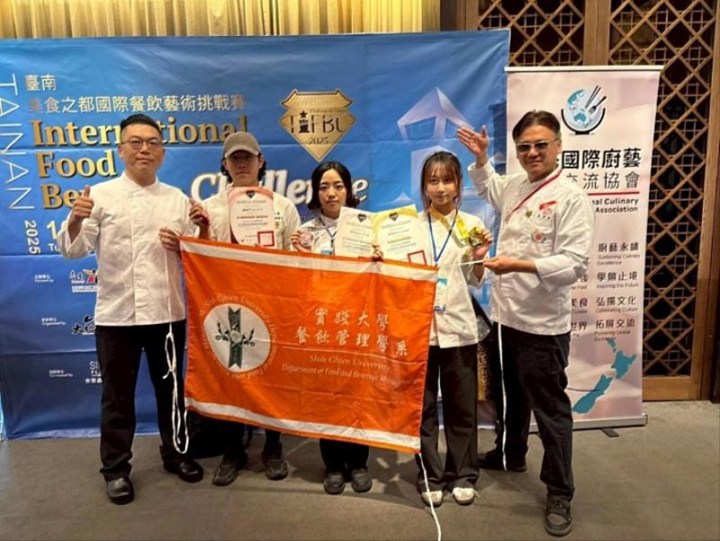 參賽選手與指導老師合影