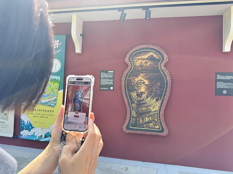 國定古蹟赤嵌樓園區導入藝術策展思維，結合藝術創作與數位導覽技術，將園區紀念品部外牆打造成全新「戶外藝廊」