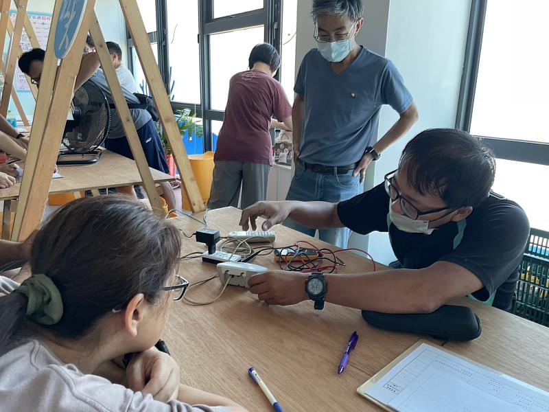 臺東縣環保局攜手社大響應國際維修日