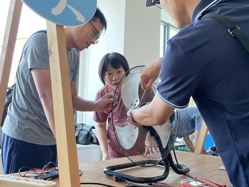 臺東縣環保局攜手社大響應國際維修日