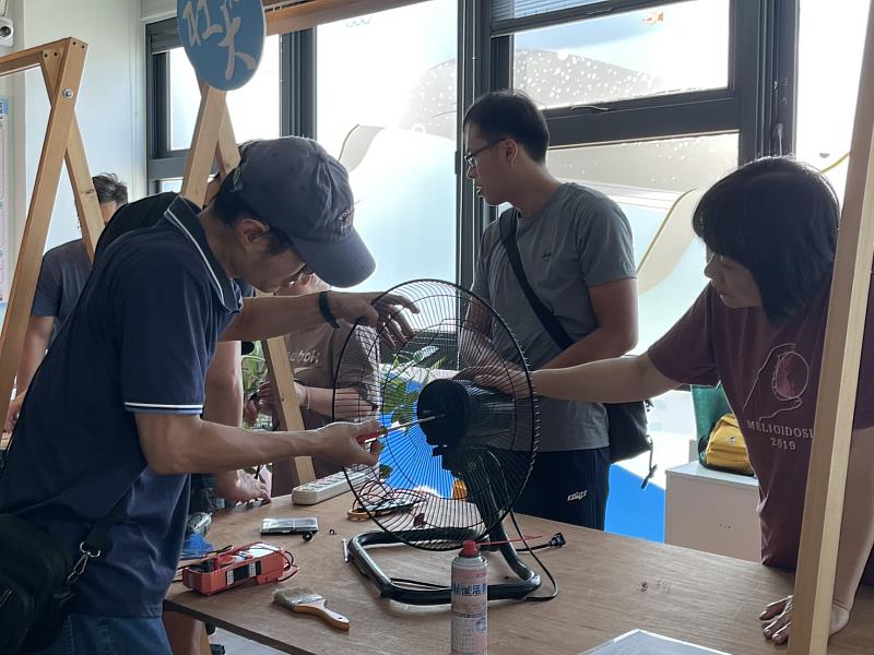 臺東縣環保局攜手社大響應國際維修日