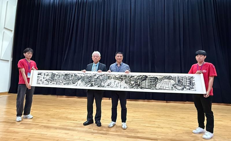 勤益陳坤盛校長(左)致贈校園版畫紀念品給澤米科技何昆年董事長(右)