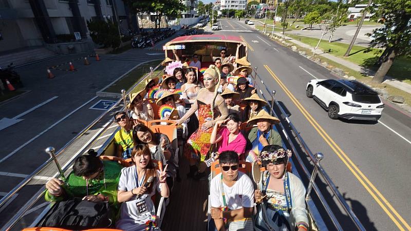 變裝皇后導覽「雙層巴士」開進臺東 饒慶鈴：以行動實踐性別友善